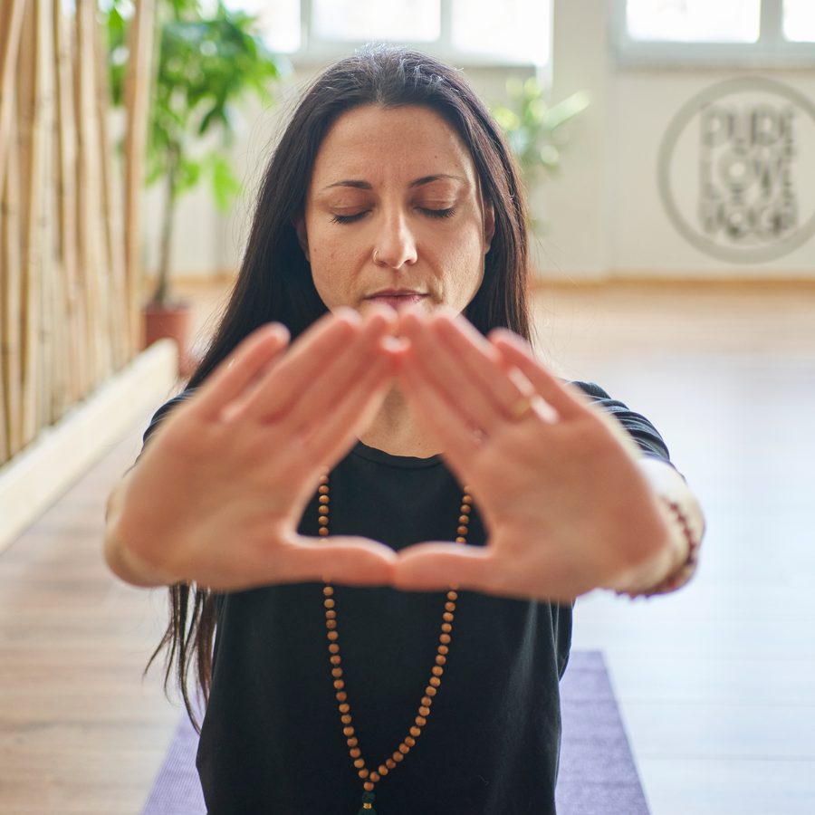 Le mani in mudra durante la meditazione