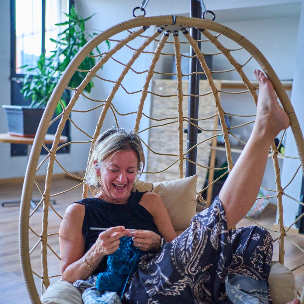 La zona relax dello studio, con la poltrona sospesa